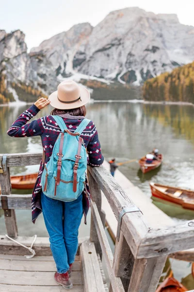 Mujer Asiática Viajera Orilla Del Famoso Lago Turístico Braies Los — Foto de Stock