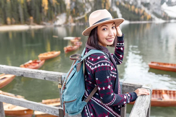 Chica Asiática Viajera Majestuoso Lago Braies Tirol Del Sur Italia — Foto de Stock