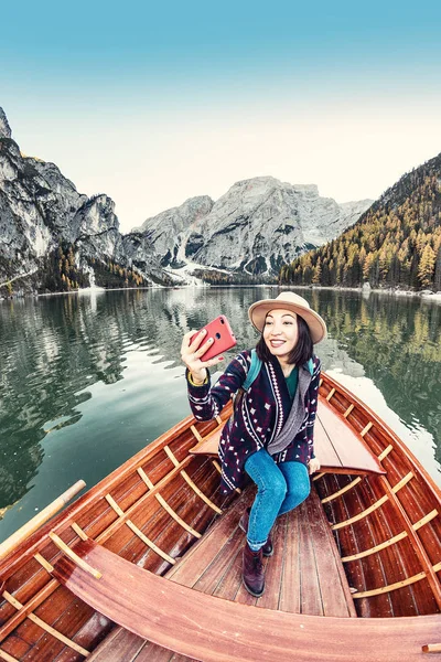 호수에서 보트에서 스마트폰으로 Selfie를 아시아 — 스톡 사진