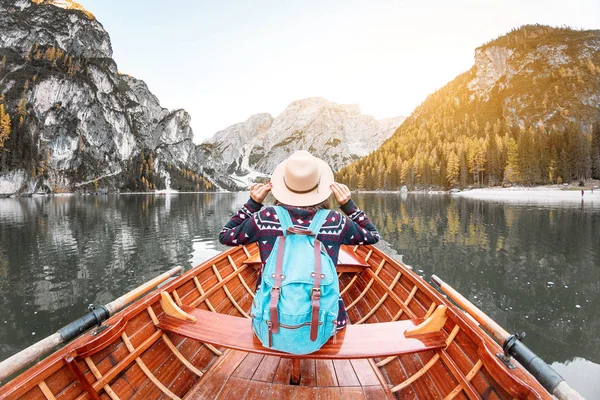 Mujer Asiática Feliz Sentado Barco Madera Vintage Flotando Navegando Lago — Foto de Stock