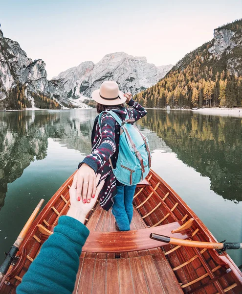 Následujte Turné Výletní Loď Nebo Člun Lago Braies Jezero Horách — Stock fotografie