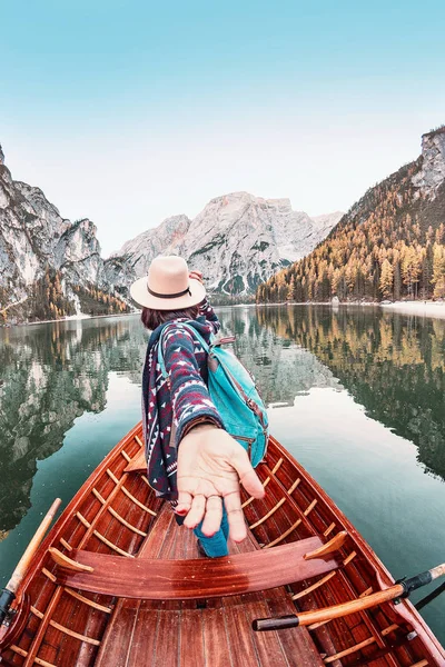 Sígueme Paseo Barco Canoa Por Lago Braies Las Montañas Italianas — Foto de Stock