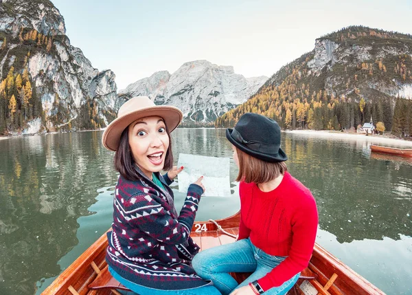 Két Boldog Meg Mutatva Térképen Hajóra Vagy Egy Kajak Kenu — Stock Fotó