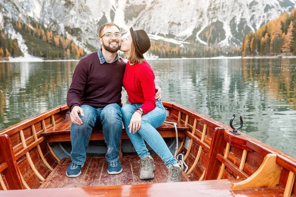 Paar Junge Mann Und Frau Zusammen Auf Dem Boot Oder — Stockfoto