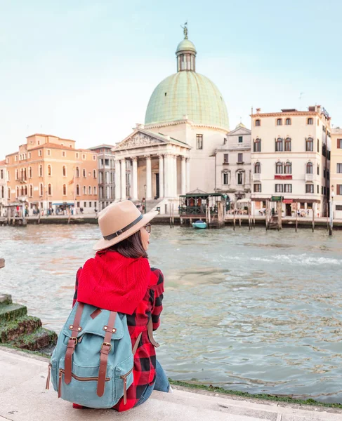 Mujer Asiática Feliz Viaja Venecia Gran Vista Sobre Famoso Gran — Foto de Stock