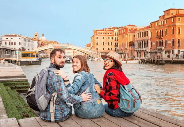 Ομάδα Τουριστών Στο Canal Βενετίας Ταξίδια Και Διακοπές Για Φίλους — Φωτογραφία Αρχείου