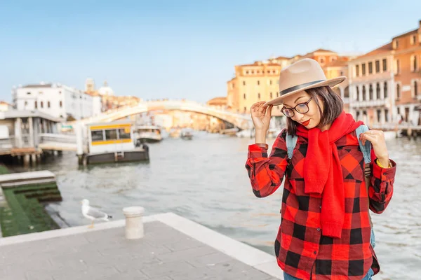 Feliz Mulher Asiática Viaja Veneza Excelente Vista Sobre Famoso Ponto — Fotografia de Stock