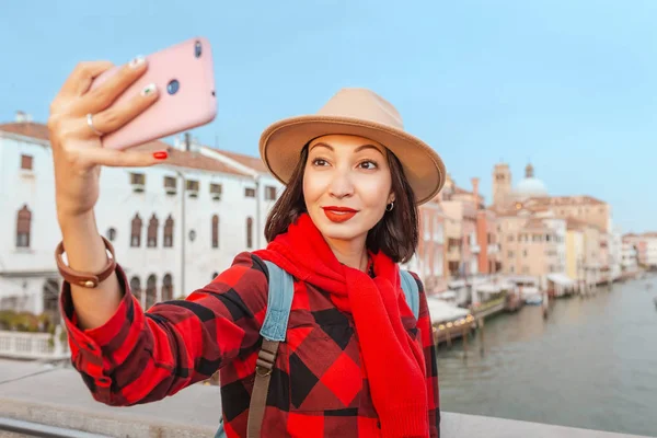 Ευτυχισμένη Γυναίκα Της Ασίας Λαμβάνοντας Αυτοπορτρέτα Στη Βενετία Ταξίδια Διακοπές — Φωτογραφία Αρχείου