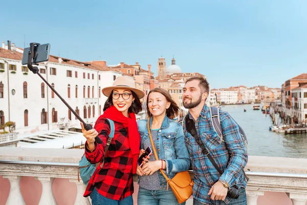 Feliz Grupo Amigos Viajeros Haciendo Selfie Con Palo Selfie Fondo — Foto de Stock