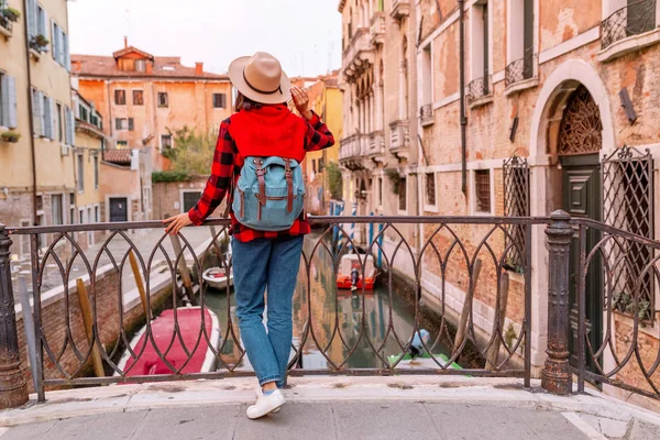 Kobieta Młody Szczęśliwy Asian Traveler Molo Wąski Kanał Ulicy Wenecji — Zdjęcie stockowe