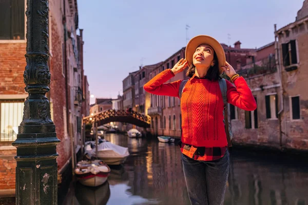 Jovem Mulher Viajante Asiático Feliz Cais Canal Estreito Rua Veneza — Fotografia de Stock