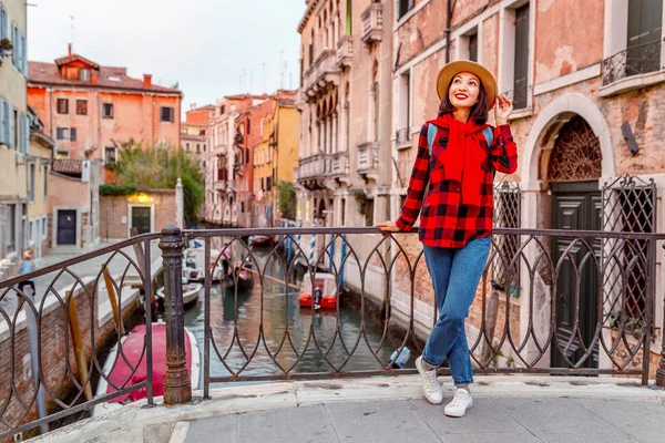 Jovem Mulher Viajante Asiático Feliz Cais Canal Estreito Rua Veneza — Fotografia de Stock