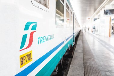 23 Ekim 2018, Venedik, İtalya: Trenitalia logo görünümü bir trene kadar yakın