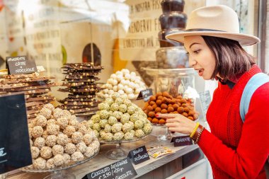 23 Ekim 2018, Venedik, İtalya: kadın bir Pastane çikolata şekerleme seçme