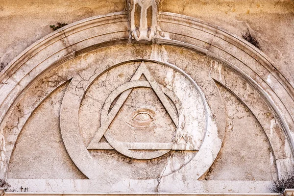 古庙上光照人三角和放眼阴谋论的概念 — 图库照片