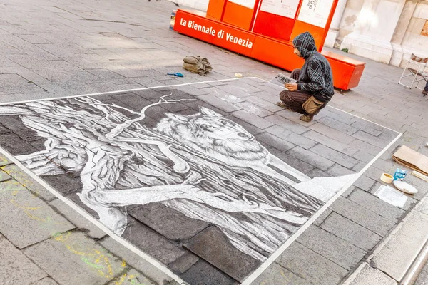 Octubre 2018 Venecia Italia Artista Callejero Dibuja Cuadro Sobre Asfalto — Foto de Stock