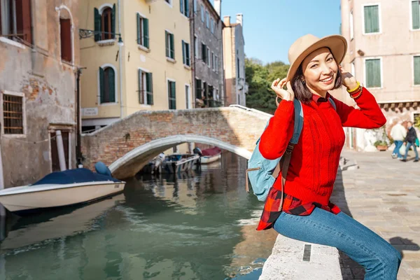 Joven Mujer Viajera Asiática Feliz Muelle Canal Estrecho Calle Venecia — Foto de Stock