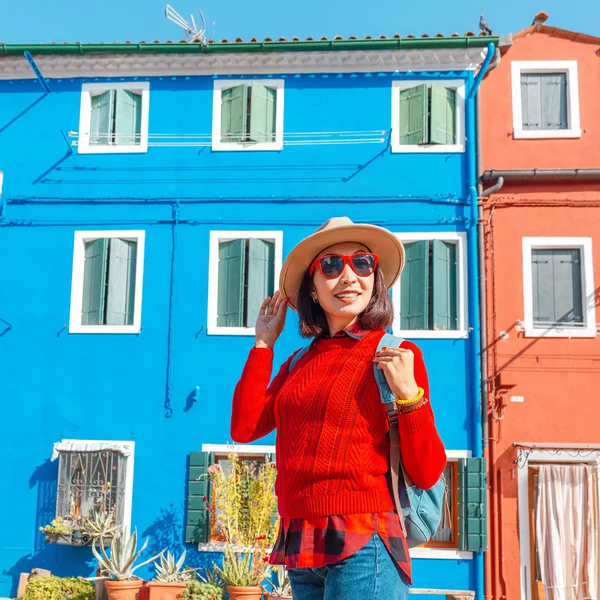 Joven Viajera Feliz Posando Entre Casas Coloridas Isla Burano Venecia — Foto de Stock