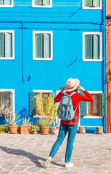 Jovem Mulher Viajante Feliz Posando Entre Casas Coloridas Ilha Burano — Fotografia de Stock