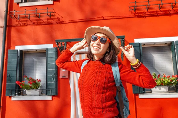 Jovem Mulher Viajante Feliz Posando Entre Casas Coloridas Ilha Burano — Fotografia de Stock