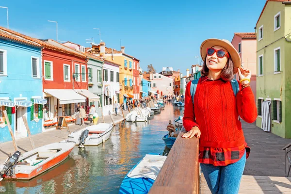 Jovem Mulher Viajante Feliz Posando Entre Casas Coloridas Ilha Burano — Fotografia de Stock