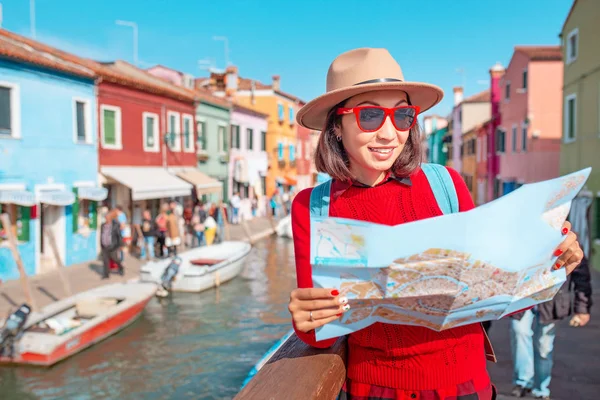 Genç Kadın Gezgin Burano Adası Venedik Köprüde Haritaya Bakıyordum Şapka — Stok fotoğraf