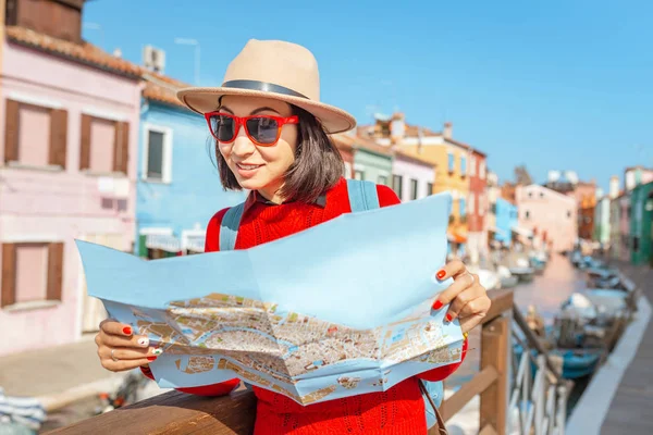 Молодая Женщина Путешественница Шляпе Смотрит Карту Мосту Острове Бурано Венеция — стоковое фото