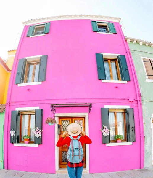 Venedik Burano Adasındaki Renkli Evlerin Arasında Poz Veren Genç Mutlu — Stok fotoğraf