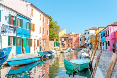 24 Ekim 2018, Burano, Venedik, İtalya: Burano Adası ünlü parlak renkli binalar peyzaj