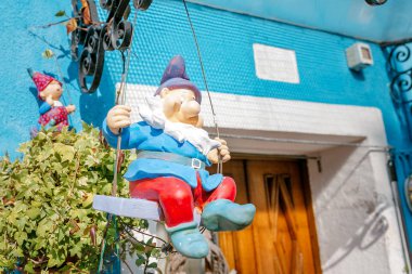 komik Bahçe cüce bir köyde veya kasabada kapıdan karşı