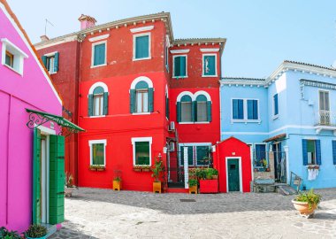 Renkli evler Burano Adası, Venedik yakınındaki sokakta. Turizm ve tatil İtalya kavram