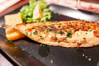 Taze balık restoranında bir plaka üzerinde