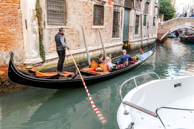 24 Ekim 2018, Venedik, İtalya: gondol Venedik dar kanal üzerinden bir geziye turist