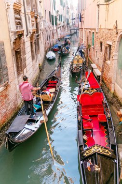 24 Ekim 2018, Venedik, İtalya: gondol Venedik dar kanal üzerinden bir geziye turist