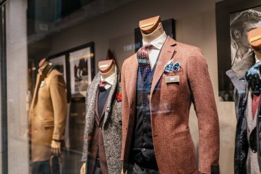 24 Ekim 2018, Venedik, İtalya: klasik erkek Lüks Suit Butik Satılık