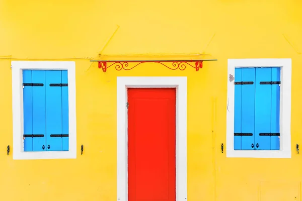 Żółty Dom Czerwonymi Drzwiami Miejscowości Burano Venice — Zdjęcie stockowe