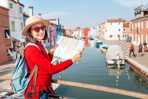 Młody Podróżnik Szczęśliwa Kobieta Patrząc Mapie Turystycznej Wśród Kolorowe Domy — Zdjęcie stockowe