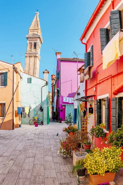Octubre 2018 Burano Venecia Italia Paisaje Con Torre Inclinada Coloridas —  Fotos de Stock