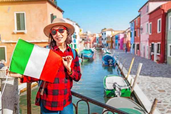 Jovem Viajante Feliz Com Bandeira Italiana Perto Famosos Edifícios Coloridos — Fotografia de Stock