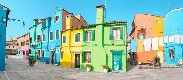 Façade Colorée Une Maison Burano Avec Des Vêtements Secs — Photo