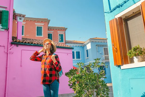 Feliz Mujer Viajera Asiática Divirtiéndose Conocida Isla Burano Cerca Venecia — Foto de Stock