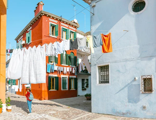 房子的门面在 Burano 与干燥的衣服 — 图库照片
