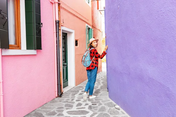 Feliz Mujer Viajera Asiática Divirtiéndose Conocida Isla Burano Cerca Venecia — Foto de Stock