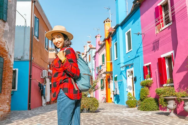 Feliz Mujer Viajera Asiática Divirtiéndose Conocida Isla Burano Cerca Venecia — Foto de Stock