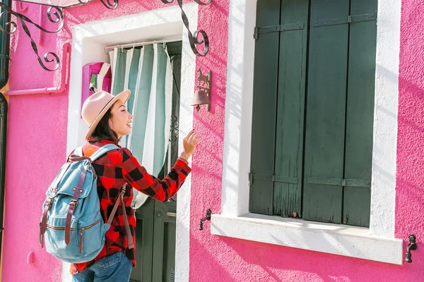 Mutlu Asian Traveler Kadın Iyi Bilinen Burano Adası Yakınlarında Venedik — Stok fotoğraf