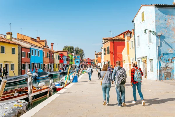 2018 Október Burano Velence Olaszország Színes Városkép Csatorna Emberek Burano — Stock Fotó