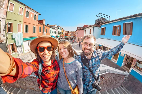 Amigos Felices Haciendo Fotos Selfies Isla Burano Venecia Viajes Vacaciones — Foto de Stock