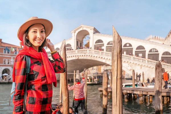 Mulher Asiática Feliz Admirando Grande Vista Famosa Ponte Sobre Grande — Fotografia de Stock