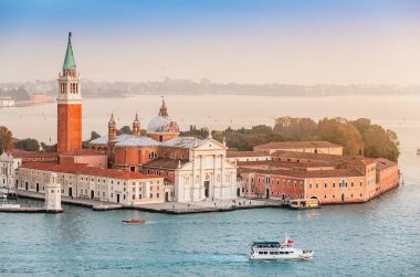 San Giorgio Maggiore Adası'nda gün batımını Venedik, İtalya, havadan görünümü