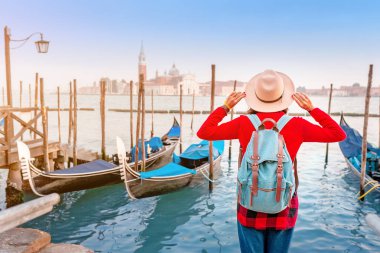 Venedik gondol ile büyük Kanal üzerinde manzarayı mutlu asian traveler kadın. Kavramı, Venedik ve İtalya gezisi